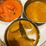 アクバル - この日のカレーはチキン（下）、キーマ（右）、ベジタブル（左）