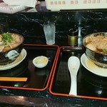 まさか - 右が僕の肉うどん890年・左が奥様の肉野菜うどん850円です！