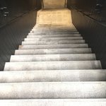 アクバル - 階段を降りた地下にあります。