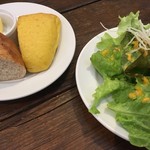 Garden cafe Au coju - 温かいパンとサラダ