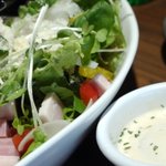 中之島ヤキニク M - シーザーサラダは結構つぼった。