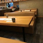 とやま鮨らーめん - テーブル席です。