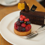 パティスリー・パリセヴェイユ - タルト オ フリュイ ルージュ 、奥が　フィグオランジェ