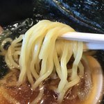 がってん寿司 - 醤油ラーメンの麺アップ