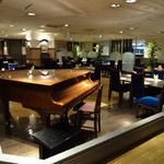 中納言 新神戸店 - 店内　ピアノもあります