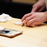 こま田 - トラフグの準備中