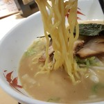 Ramen Sekai - 麺は太めの縮れ麺