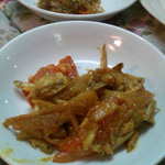 ラベヤ レストラン&スウィーツ - 上ロティヤ・シュッキ・ブナ（干し魚のマスタードペースト）、下カスキ・マセル・チョッチョリ（小魚カスキの含め煮）