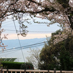 真鶴さんかく屋根 - 道路の左右に海