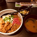 h Satodori Sankei - 唐揚げ温玉そぼろ丼