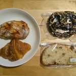 ブーランジェリー メチエ - 左上：オリーブ&チーズ、左下：クロワッサン、右上：ショコラプレッツェル、右下：田舎パン