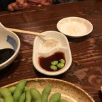 Fukuchan - 唐揚げについてきた塩胡椒とピリ辛ダレと次男
                        枝豆は後入れです。
                        