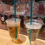 飲む酢エキスプレ・ス・東京 グランスタ店 - 左:りんごのお酢(Mサイズ)  右:南高梅のお酢(Sサイズ)