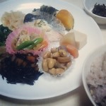 健康和惣菜 ながいきおまめ - 料理写真:おばんざい盛り合わせ
                    おまかせプラス一品
                    自家製佃煮orお漬物
                    本日の汁物
                    あったか十六穀ご飯