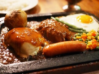 ゴールドラッシュ - モッツァレラチーズ&カレー 目玉焼き&チョリソ トッピング