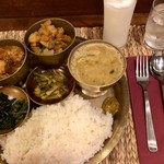 ネパール料理バルピパル - ダルバート1000円
