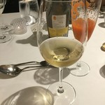 ウシマル - 若緑色のサッパリ辛口なのにパンチが効いたワイン