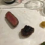 ウシマル -  九十九里オーシャンビーフのロースをレアにてと鹿のハンバーグ