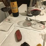 ウシマル -  九十九里オーシャンビーフのロースをレアにてと鹿のハンバーグ