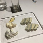 ウシマル - 4千葉県産の高秀さんの奥が熟成 3手前がフレッシュ 1左奥も高秀さんの白カビに千葉県産の蜂蜜を添えて 2左手前が千さん仙さんの青カビ