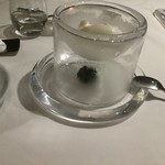 ウシマル - ドルチェ三種-朝絞りの牛乳で作ったアイスと下のヨーグルトは混ぜずに順にと、最後に仕掛けが蓬の生麩に似たニョッキのチョコがけ