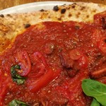ラ ピッツァ ナポレターナ レガロ - タコの旨味が溶け込むトマトソースに、柔らかな蛸の煮込み、ジューシーなミニトマトやバジル、にんにくが合う！