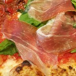 ラ ピッツァ ナポレターナ レガロ - どっさりルーコラの上に大きくなめらかなパルマ産生ハム、分厚いチーズもリッチ