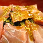 立ち呑み しゅう - 鉄火丼、ワサビ醤油を回しかけていただきます！