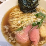 中華ソバ 篤々 - 透き通ったスープに細麺、タマネギなど