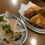 Toriki - 唐揚げ（右）とモモたたき＋オニオンスライス（左）