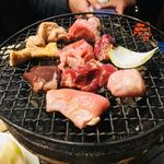 ホルモン焼 夏冬 - ご主人が焼き加減について教えてくれます。
                                どの部位ももどれもぷりぷりで美味い。
                                串焼きではない焼きとん。自分好みで焼けるのがいい‼︎
                                