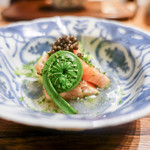 虎白 - 鱒とこごみとキャビア