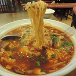 中国料理 東昇餃子楼 - 黒酢マーラー麺の麺