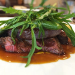 サラマンジェ ド ヨシノ - 和牛モモ肉のロースト＆シンプルなジュのソース。お肉たっぷり