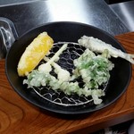 そば くら富 - 天ぷら　こごみ､野びる､パプリカ､稚鮎､コシアブラ