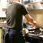 Le Bonze - 青木シェフ肉焼き中