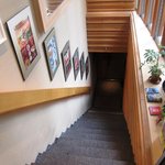 豚料理専門店　銀呈 - 階段を降りる