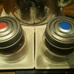 Mei - 卓上にある2種類の花椒粉
