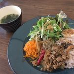 CAFE ホトリ - ガパオライス風 エスニック鶏そぼろご飯 スープ付き780円に台湾茶セットで980円