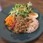 CAFE ホトリ - もりもり野菜にスパゲティサラダとキャロルラペ 雑穀ご飯にそぼろたっぷり！