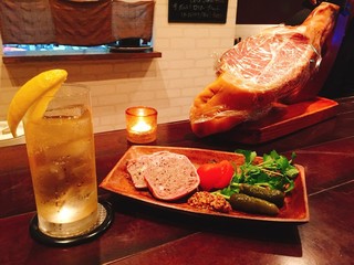 Dining Bar BRICK - イベリコ豚の生ハムと、パテ.ド.カンパーニュ