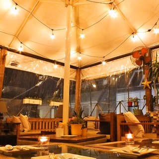 アジアのリゾートを感じさせる人気のルーフトップ・テラス