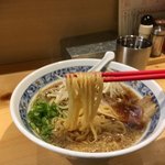 ra-menwakamatsu - 懐かしの味
                      少し平たく硬めでした
                      噛むとシッカリと味があって美味しい