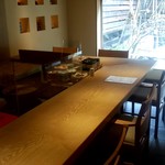 和三條 かた岡 - 庭が眺められる店内