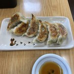 ラーメン専科めんや - 手作り特製ぎょうざ、350円。
