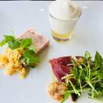 ポエシア - 前菜 ポークのパテと新玉ねぎのムース、カツオのタタキ