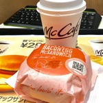 マクドナルド - 2018/4/13 「ベーコンエッグ マックサンド コンビ」(250円)。ソフトなパンが使われていて、マフィンより好きな食感だ。朝の定番メニューになるんだろうか？