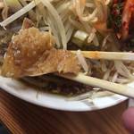 ラーメン二郎 - 豚肉側面