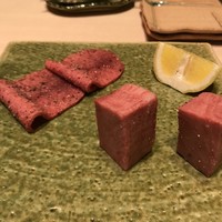 西麻布けんしろう - US prime 雪室熟成30日薄切りタン、黒毛和牛 タン厚切り