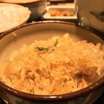 味奈登庵 - #食べログ的に撮るとこうなる。  
      お！  
      揚げ玉にかき揚げ天ぷらの一欠片が入っている！  
      今日はラッキィ・ディ！